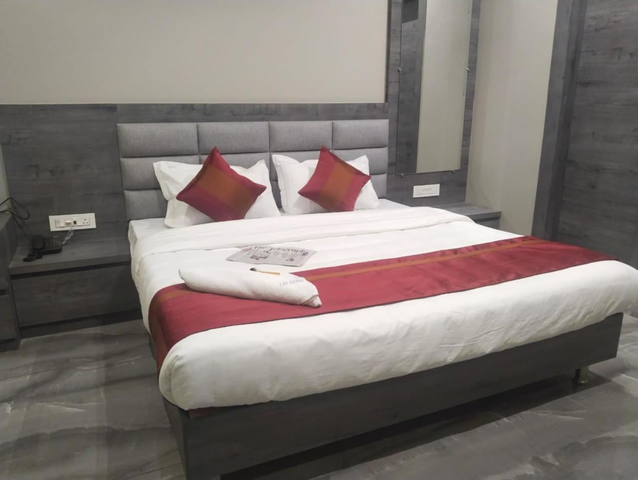 Hotel Dolly Силигури Экстерьер фото